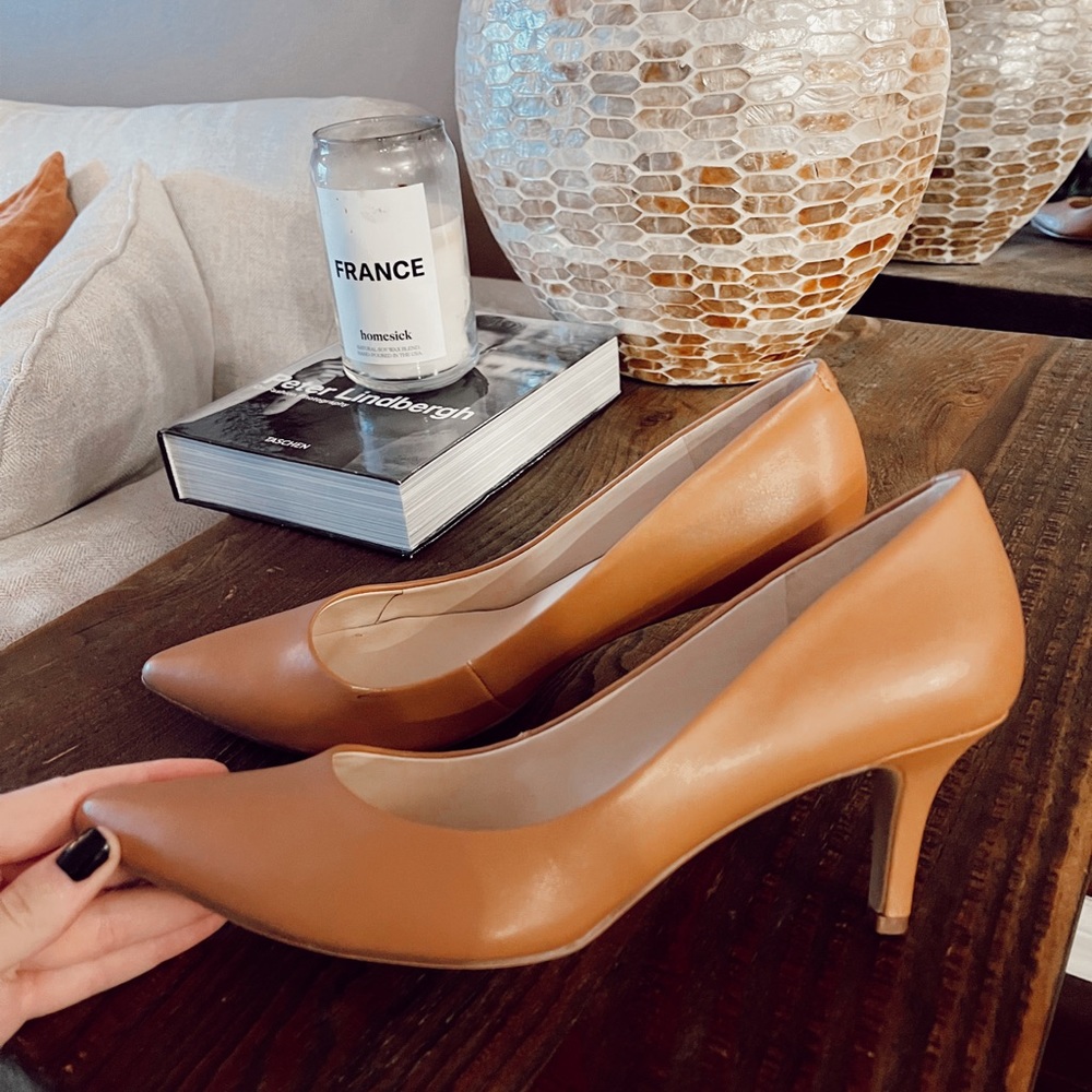 Nine West leather pumps 
Size 9 fits 8.5 9 true to size